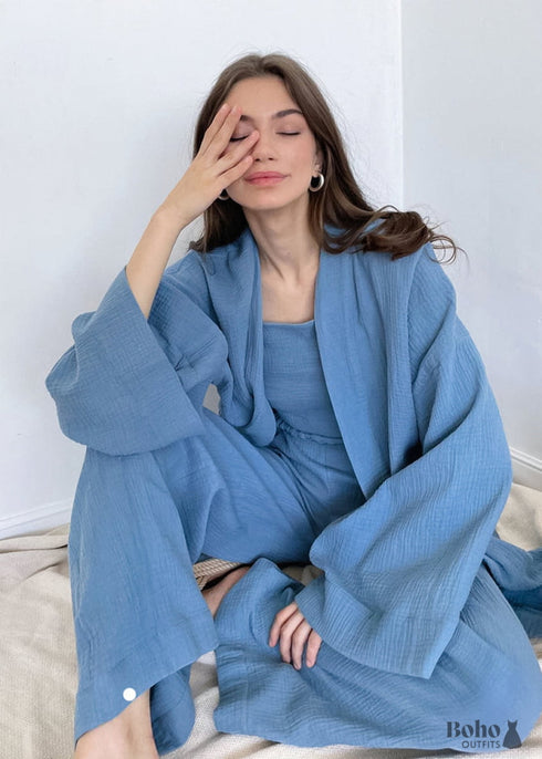 Conjunto de pijama bohemio de Emily Cotton en azul y azul marino.